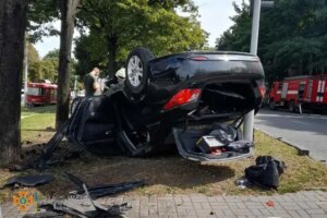 ДТП у Дніпрі: автомобіль перекинувся на дах, є постраждалі
