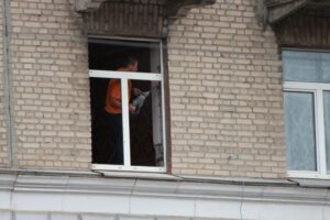 У Дніпрі відновлюють будинки після ракетного удару російськими терористами 15 липня