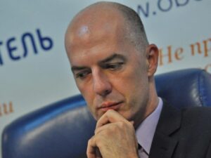 За кремлівською схемою: як дніпровський авторитет Петровський вирощуює власного “незалежного експерта” для пропаганди