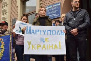 Переселенці з Маріуполя зібралися у Дніпрі на акцію-мітинг проти російських псевдореферендумів