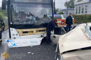 У Дніпрі зіштовхнулися легковик та тролейбус: одна людина загинула, троє постраждали