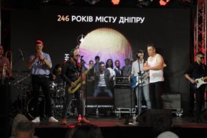 У метрополітені Дніпра влаштували святковий концерт і збирають кошти на «швидку» для захисників