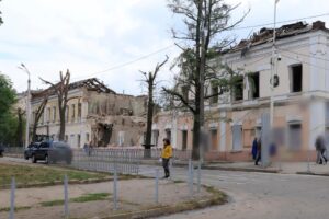 Філатов: «Місто допомагає дніпрянам із відновленням дахів і вікон після ракетного удару. На роботи треба кілька тижнів»