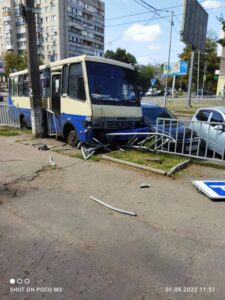 У Дніпрі на проспекті Поля автобус в’їхав у паркан