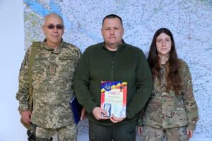 “Ця нагорода належить всьому місту”: меру Дніпра вручили почесну відзнаку за підтримку ЗСУ