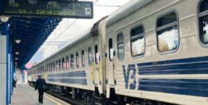 Три потяги, що курсують через Дніпропетровську область, затримуються