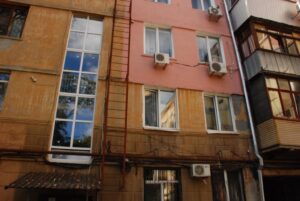 У Дніпрі відновлюють пошкоджені через ракетні удари житлові будинки