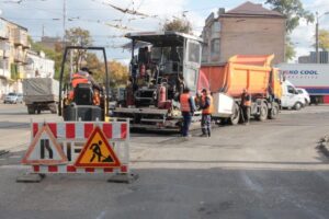 У Дніпрі продовжують ремонтувати найскладніші ділянки доріг: де проводяться роботи
