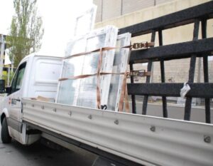 Нові вікна, полагоджена покрівля: у Дніпрі продовжують ремонтувати багатоквартирні будинки, постраждалі від ракетного удару
