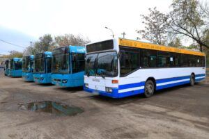 Філатов показав автобуси, які Дніпру передали підприємці, і закликав свідомий бізнес також допомагати місту