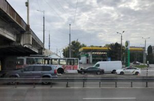 У Дніпрі на Слобожанському зіштовхнулися легковик та тролейбус