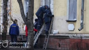 Відновлюють опалення, покрівлю та вікна: у Дніпрі комунальники ліквідовують наслідки ракетного удару