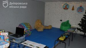 Зі світлом, теплом, водою, куточками для дітей: як у школах Дніпра працюють Пункти незламності
