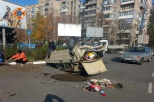 У Нікополі автомобіль ВАЗ перекинувся внаслідок зіткнення: постраждала жінка