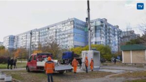 У Дніпрі для захисту населення від ворожих атак продовжують встановлювати мобільні укриття