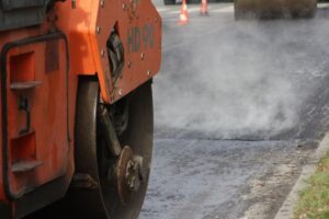 У Дніпрі попри труднощі воєнного стану продовжують лагодити дороги