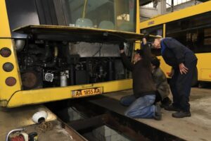 Філатов розповів, як Дніпро налагоджує комунальні автобусні перевезення та запросив на роботу водіїв і слюсарів