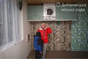 Єдиний у Дніпрі, четвертий в Україні: у парку Зелений Гай відкрили будинок «Догори дриґом»
