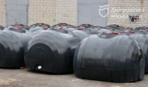 На правобережній частині Дніпра встановлюють ємності з технічною водою