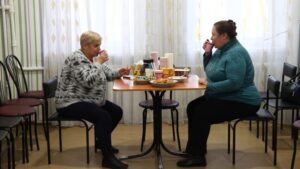 Зарядити телефони, випити чаю, зігрітися: як у Дніпрі працюють Пункти незламності у закладах соціального захисту