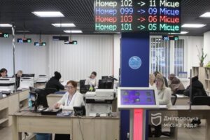 Виплати, компенсації, гуманітарна допомога, тимчасовий прихисток: соціальна підтримка мешканців і внутрішньо переміщених осіб у Дніпрі
