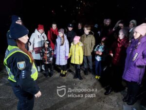 Сяюча безпека: в одній із шкіл Дніпра організували акцію із виготовлення світловідбиваючих флікерів для дітей