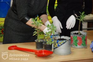 У Дніпрі вихованці закладів позашкілля висадили рослини у гільзи, які можна придбати за донат для ЗСУ