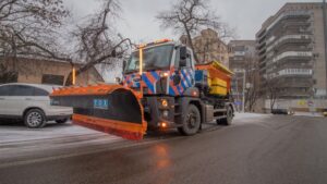 У Дніпрі водіїв закликають не заважати руху спецтехніки та прибрати автомобілі з узбіч