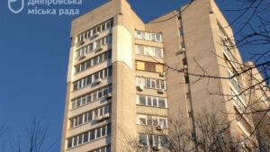 Комунальники Дніпра закінчують відновлювати будинки, які постраждали від ракетного удару 17 листопада