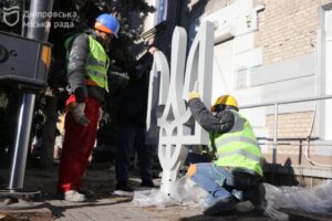Замість зірки — український тризуб: у Дніпрі продовжують позбавлятися радянської спадщини