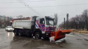 «Техніка працюватиме доти, поки не поборемо ожеледицю»: комунальники про ситуацію у Дніпрі