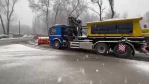 Близько 140 одиниць техніки вийшло прибирати сніг на вулицях Дніпра