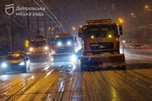 “Всі дороги та мости проїзні, колапсу в місті немає” – Михайло Лисенко про ситуацію із прибиранням снігу в Дніпрі