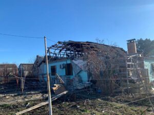 Окупанти за добу обстріляли чотири громади на Дніпропетровщині: фото наслідків атак