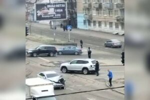 У Дніпрі зіштовхнулися позашляховик і таксі (Фото)