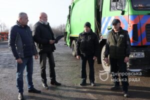 В Дніпрі комунальникам-рятувальникам вручили премії за пильність