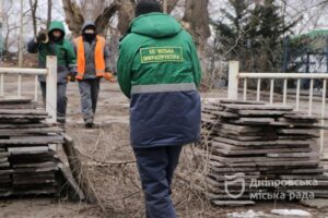 Вивезення сміття, обрізування гілок: парк Шевченка готують до нового сезону