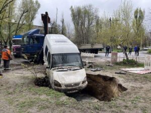 У Дніпрі “Газель” провалилася у каналізаційні стоки
