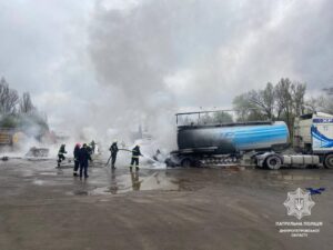 Пожежа у Дніпрі: на території АТП горіла вантажівка з дизпаливом