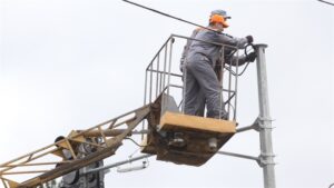 У Дніпрі на Перемозі ремонтують світлофор, зруйнований ракетою окупантів: коли завершаться роботи