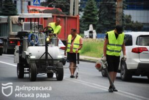 Задля безпеки водіїв та пішоходів: у Дніпрі продовжують відновлювати дорожню розмітку