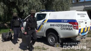 р
