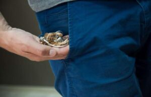 У Кривому Розі чоловік регулярно виносив золото з будинку знайомої