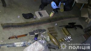 У Дніпрі поліція затримала двох чоловіків, які зберігали цілі збройні арсенали