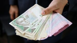Навіть під час війни зарплати в Україні зростають: де платять найбільше?