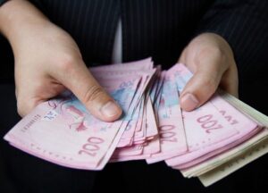Нові зміни у зарплатах, пенсіях та податках в Україні з квітня