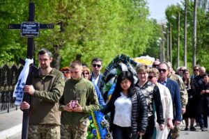 Повернувся на щиті: на Дніпропетровщині прощались с загиблим Героєм