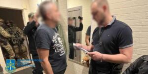 Чоловіку, який незаконно заволодів землею на узбережжі Блакитного озера, повідомили про підозру