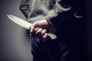 У Кривому Розі під час сварки чоловік напав з ножем на знайомого та поранив його
