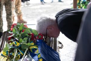 Повернувся на щиті: у Нікополі попрощалися з полеглим Героєм